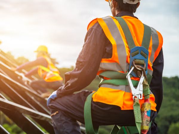 6 tipos de equipos y herramientas de seguridad para techado para mantenerse seguro en el trabajo