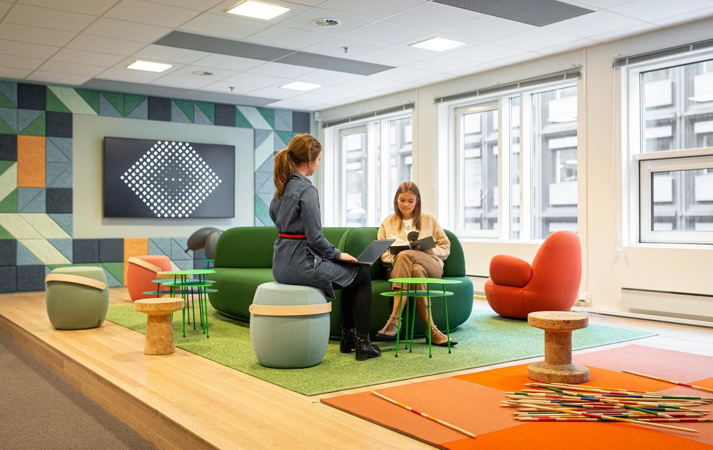 Two employees at Fremtind discussing