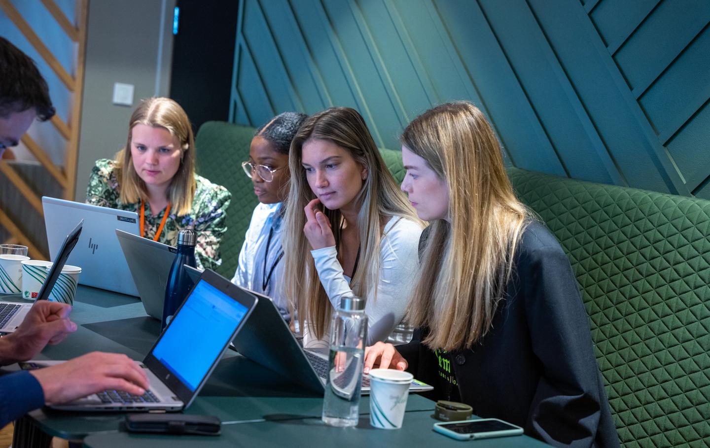 Employees at Fremtind cooperating